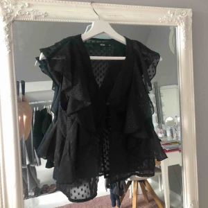  - Så fin blus men för liten tyvärr, om du har lite större bröst är det mindre chans att den skulle passa tyvärr