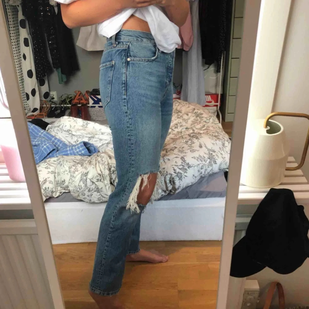 Raka jeans med hål från Gina tricot i storlek 38 men jag skulle mer säga att de är en 36.. Jeans & Byxor.