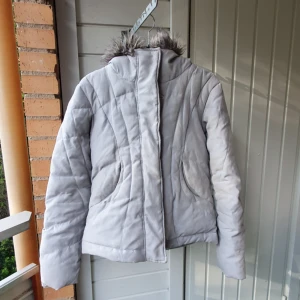  - Säljer min gamla höst/vinterjacka. Den håller värmen och är perfekt för den kyligare hösten. fluffig luva. Står att det är eu storlek 40 men jag har vanligt vis 36 och den passar perfekt.  Några skönhetsfel finns då själva "handtaget" på dragkedjan gått av (se bild) men dragkedjan fungerar som den ska. "Snöret" som man hänger upp jackan i har lossnat på ena sidan, men inget som inte går att sy fast om så önskas.