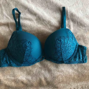  - BH från Victoria secret med extra push up. Den e nästan som ny. Jag passade aldrig I den. Det lyfter upp va 2 storlekar i cupa. Jag e way to short for d. 