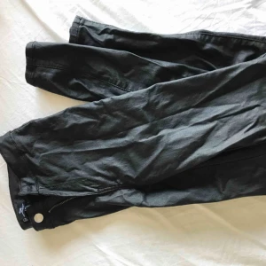  - Aldrig använda, storlek 38 men stora i storlek passar en M och har mkt stretch. Sjukt snyggt material som sticker ut i mängden