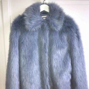  - Välbevarad varm pälsjacka från Weekday. Köpt för 1200kr. köparen står för frakten. 