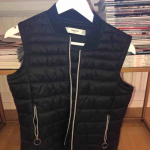  - MANGO väst strl S