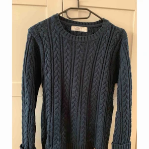  - Marinblå kabelstickad tröja 