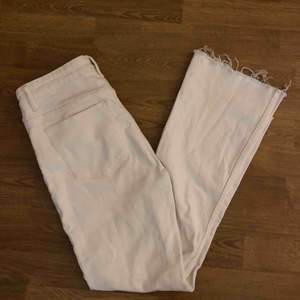 Riktigt snygga vita byxor från Zara som passar väldigt bra, använd en gång och säljer pga har ett par liknande byxor. 