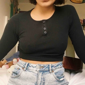  - Svart stretchig tröja. Bra kvalité. Använd få talgånger.