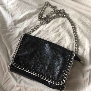  - Tiamo väska köpt på Scorett! använd lite grann men är fortfarande i väldigt fint skick!  Frakt: 40 kr