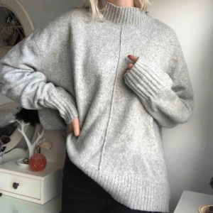  - Jättemysig stickad tröja. Ganska lång och har slitsar på sidorna. 