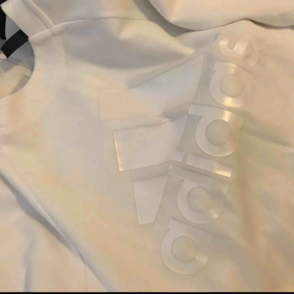 Sweatshirt från Adidas, använd 1 gång (Som ny)  Köpt för 600 kr.  Storlek Xs men passar också S, beror på hur man vill ha den.  Perfekt att slänga på sig till träningen. Ny skick! Frakt ingår!. Hoodies.