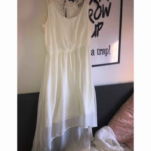  - Vit klänning. Lite längre fram än bak! Använd få gånger