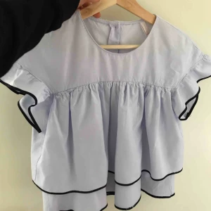  - Jag säljer en blus från Zara Storlek: S Jag köpte den för 299:- Mitt pris/utgångspris: 60:-  Jätte fint skick!!  Skriv ett bud till mig om ni är intresserade! 