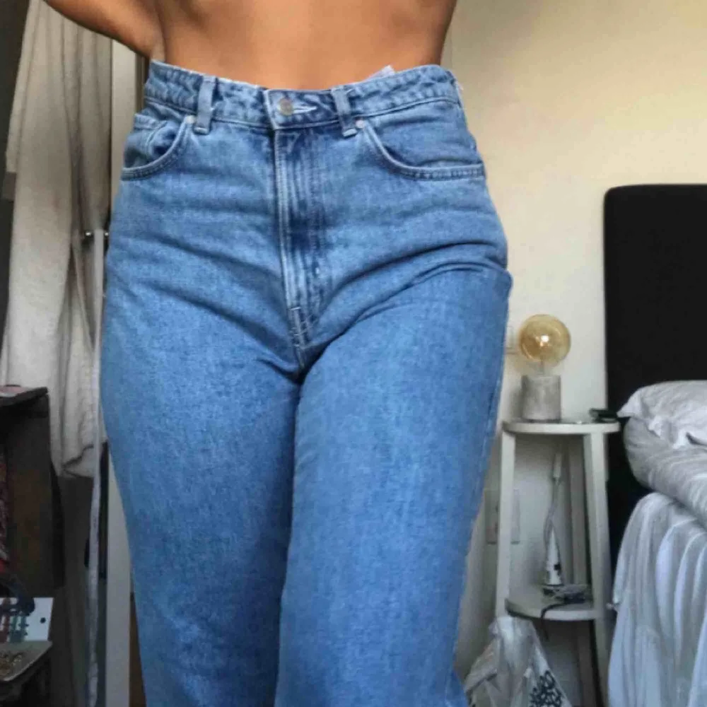 Skit snygga jeans ifrån weekday i modellen row. Dom är i Waist 30 men skulle säga att den passar mig som vanligtvis är en storlek 28-29, dom sitter dock lite oversized men är as snygga! Köparen står för frakt🗣👤👥. Jeans & Byxor.