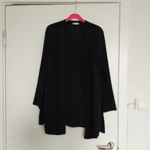 Svart cardigan i blus material aldrig använd endast tvättad 
