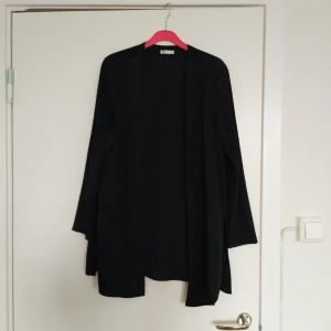  - Svart cardigan i blus material aldrig använd endast tvättad 