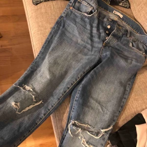  - Skitsnygga slitna jeans från Gina tricot! Knappt använda 