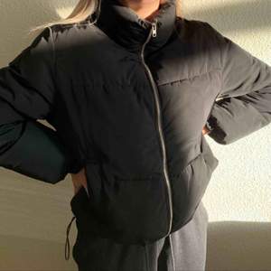 Mysig svart puffig jacka från H&M💗 Strl 40 men passar mig som normalt bär XS.  väldigt bra skick & funkar bra som vinterjacka då den är rätt varm! 