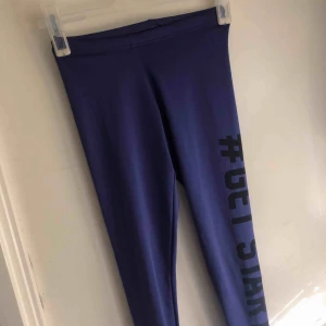  - Lila tränings tights, Bara testat en gång 💜 Säljer de för bara 40kr plus frakt om du bor utanför gbg  Kommer såklart tvätta och stryka den innan den skickas💙🦋