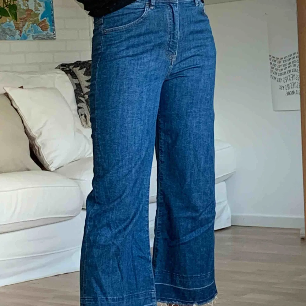 Trekvartslånga jeans W30.  Finns att hämta i Åkersberga eller frakt 60kr. Jeans & Byxor.