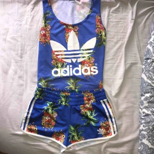  - Storlek XS i shortsen och M  (liten i storlek) i linnet 