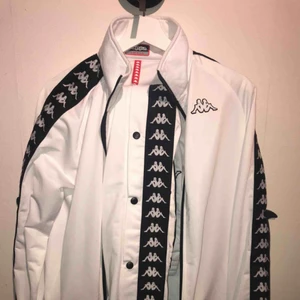 Kappa - Säljer mitt nya kappa set. Aldrig använt. Kan frakta men köparen står för frakt 💖