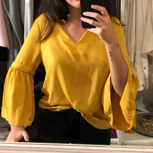  - Gul blus med volang ärmar som man kan knyta oxå! Använd några enstaka gånger! Dm vid intresse 🥰