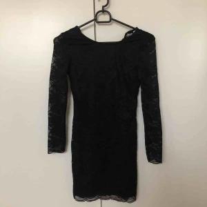  - Köpte den för två år sen. Det är en klänning från 9-10  år. Den är knappt använd, använde den bara på Nobelfesten i skolan. Kontakta mig om du är intresserad :*