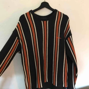  - Säljer denna helt nya och endast testade tjocktröjan från urban outfitters! Den är inte alls stickig ❤️