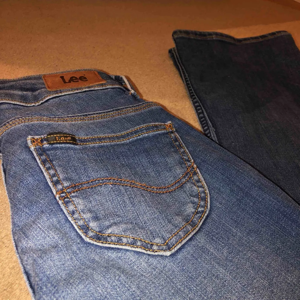 Mörkblå bootcutjeans från Lee i bra skick. De är gjorda i stretchigt jeansmaterial, har medelhög midja och fickor bak och fram. Ev. Fraktkostnad står köpare för!. Jeans & Byxor.