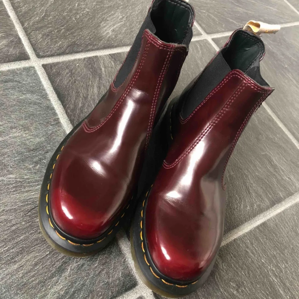 Veganska Dr martens Chelsea boots i färgen Cherry Red.  Endast provade inne och alltså i nyskick!. Skor.