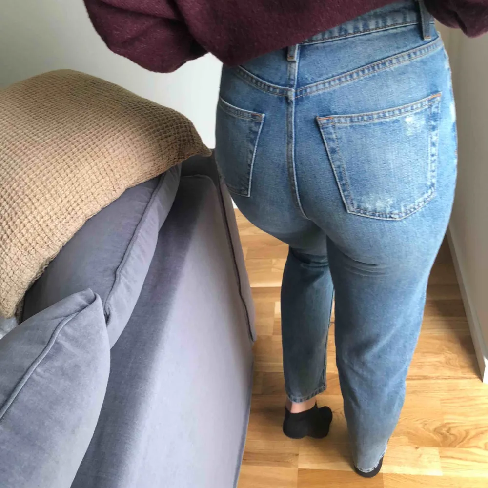 Mom jeans från topshop. Mina favoriter länge, därav använda men finns inga fel på dem! 🥰 tror det står L34 i dem men passar mig som är 1,73 cm(brukar ha L32). . Jeans & Byxor.