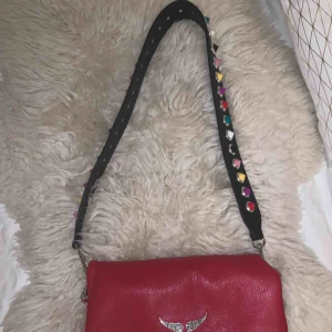  - Oanvänt bag strap från gabrielle by p köpt för 599kr i våras. Skitsnyggt och går att matcha till de flesta färger på väskor. Priset kan diskuteras så kontakta om intresse finns