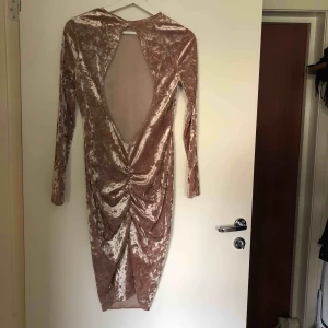  - Från Nelly! Superfin klänning som jag tyvärr växt ur. Sitter jättefint över rumpan och i ryggen.