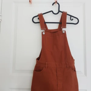  - Hängselbyxor från Monki. Väldigt sköna. Nyskick. Köparen står för frakt.  Säljer även andra hängselbyxor🤩