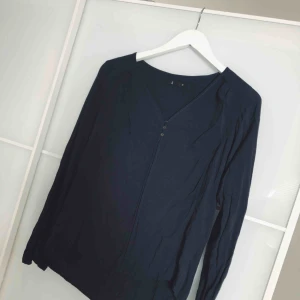  - Jätte skön blus i mörkblått 