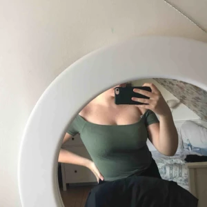  - Militärgrön croppad & off-shoulder, hur fin som helst!💗💞 Aldrig använd, alltså nyskick. Frakt ingår i priset! Köpt för länge sedan och har endast legat i min garderob! 