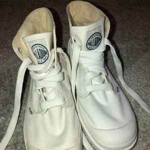  - Palladium skor i storlek 41, testade men inte så använda!  Säljer på grund av att dem är för stora, ny pris 699 men säljer för 200! 