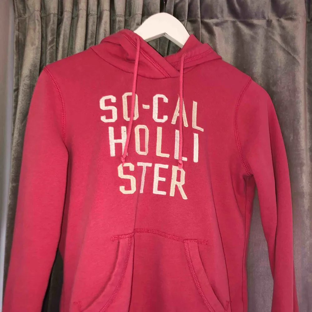En snygg rosa hoodie från Holister, fint skick!. Hoodies.