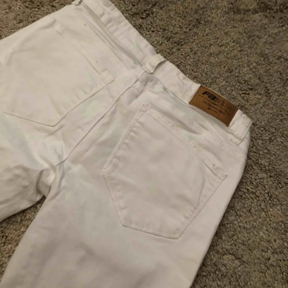 Fina vita jeans från newyorker med hål på knäna. Använd ett fåtal gånger men är i nyskick. Köparen står för frakt eller mötas i Uppsala/Björklinge❣️. Jeans & Byxor.