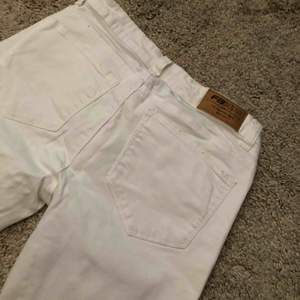 Fina vita jeans från newyorker med hål på knäna. Använd ett fåtal gånger men är i nyskick. Köparen står för frakt eller mötas i Uppsala/Björklinge❣️