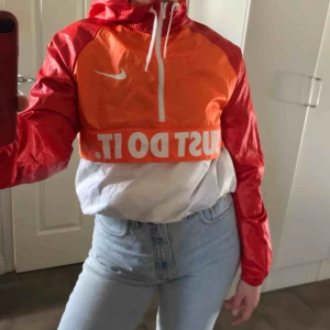  - Jacka från Nike i bra skick! Passar bra vid träning eller promenader, men även för en sväng på stan eller till skolan. ✨✨✨
