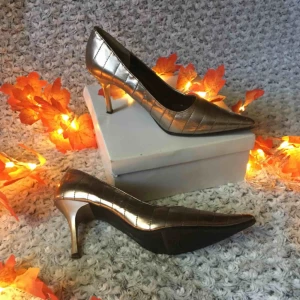  - Pumps som jag köpte för många år sen i Tokyo. Använda kanske 2-3 ggr. Lättare slitage men inget som syns annat än på nära håll. Sula och klack i bra skick. 