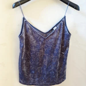  - Jättemjuk och söt kort/croppad ljusblå topp i krossad sammet. Gott skick. Möts upp i Sthlm eller skickar mot portoavgiften.