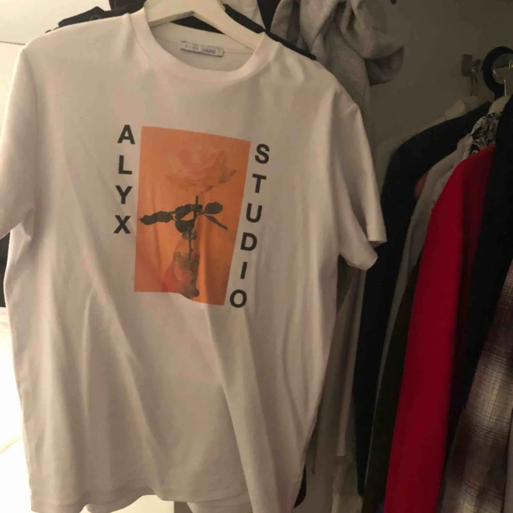 Alyx T-shirt size s  har ett litet märke som visas på sista bilden . T-shirts.