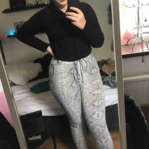  - Säljer orm-”mjukis”-byxor. Jättesnygga men har bara använt ca 2-3 gånger. Finns i Borås.