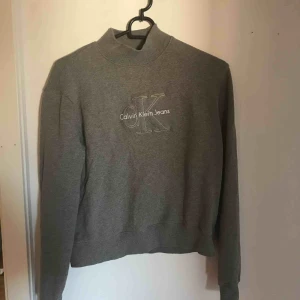  - Säljer min helt oanvända tröja från Calvin Klein storlek S, 350kr+ frakt kan gå ner i pris vid snabb affär 