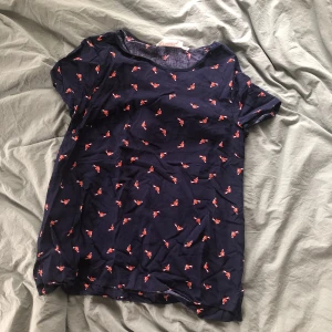  - Topp/ blus från hm med små söts fiskar! Aldrig använd!🌟