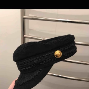  - Superfin blå keps med fina detaljer!