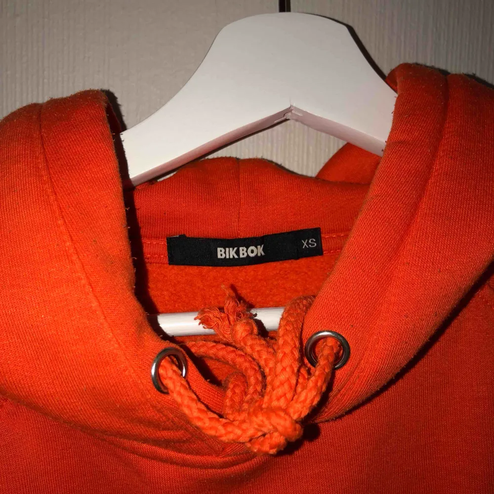 Slutsåld orange hoodie från bikbok. Tröjan har blivit nopprig men annars är den i mycket gott skick. Frakten ingår i priset 🤘🏼. Hoodies.