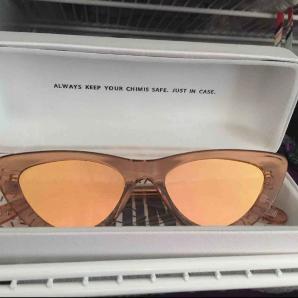 Ett par nästintill oanvända solglasögon i cat-eye modell från populära Chimi Eyewear i modellen #006 färgen ”peach”. Är använda ca 4 gånger pga har många solglasögon.. Accessoarer.