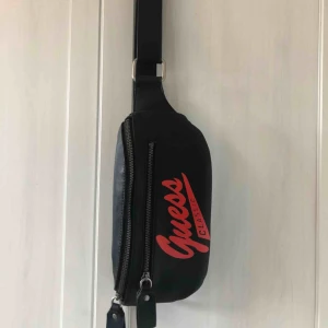  - Äkta Guess bumbag. Har ej kvitto kvar däremot kan jag ta fram ett kontoutdrag. Ursprungspris = 700. Kan mötas upp i centrala Göteborg eller på Hisingen! Köparen står annars för frakten (100kr). 
